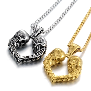 Detalle del collar gótico de calavera con forma de corazón en acabados plata y oro