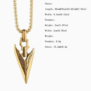 Détail du pendentif flèche en or vintage avec texture mate et dimensions de la chaîne