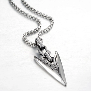 Collier à pendentif flèche industrielle vintage en acier titane avec gravure d'ailes rétro