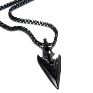 Détail du pendentif flèche en acier inoxydable noir sur une chaîne à mailles carrées