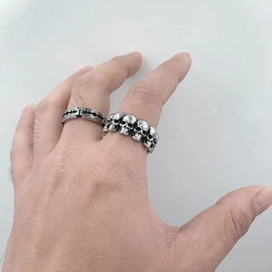 Retro titanium steel skull and razor blade rings set with vintage black finish on hand
