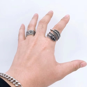 Details von Vintage-Punk-Ringen aus Titanstahl mit Feder- und Rankenmustern