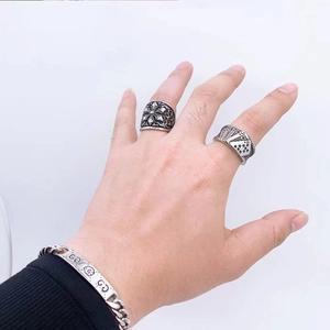Detailansicht von Vintage Silber Titanstahl Ringen mit gotischem Kreuz und Pokermuster