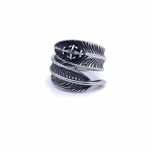 Retro-Hip-Hop-Ring aus Titanstahl mit doppellagigem Federdesign und Sternen-Relief