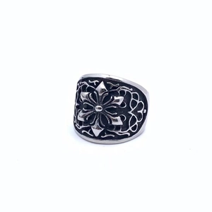 Detailansicht gotischer Blumenreliefs auf einem oxidierten Edelstahlring im Vintage-Stil