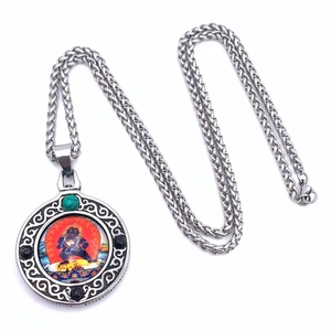 Detalle del colgante budista tibetano con cuentas turquesas y cadena de trigo de acero