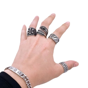 Punk-Style Titans tahl Herrenschmuck-Set mit vier Vintage-Ringen und einem Gliederkettenarmband