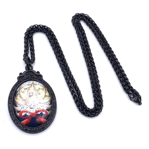 Detalle del collar retro de acero de titanio con colgante de zorro de nueve colas