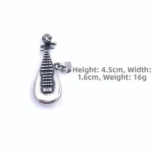 Vue détaillée du pendentif pipa avec motif de rose, dimensions 4,5 cm sur 1,6 cm