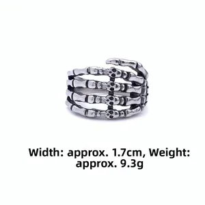 Detailed view of punk skull hand ring with 1.7cm width and 9.3g weight in vintage silver