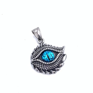 Dettaglio del ciondolo occhio di drago in argento antico con trama a squame rifinita