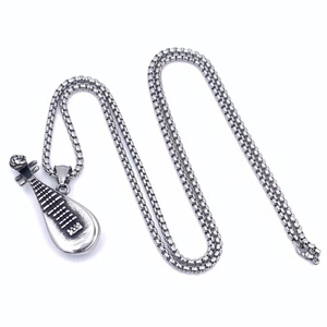 Détail du pendentif luth pipa en acier titane vintage avec chaîne à mailles carrées