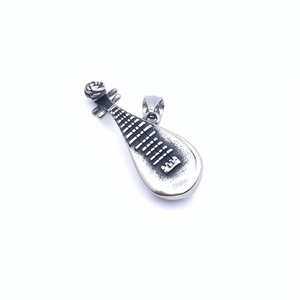 Vue détaillée du pendentif pipa vintage en acier inoxydable avec fonction ouvre-bouteille