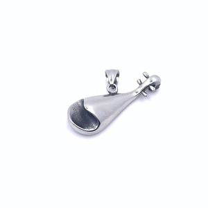 Gros plan du collier pendentif pipa en acier titane vintage avec fonction décapsuleur