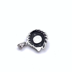 Dettaglio macro del ciondolo occhio di drago gotico in acciaio inox vintage