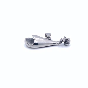 Pendentif violon en acier inoxydable style punk pour hommes et femmes sur fond blanc pur