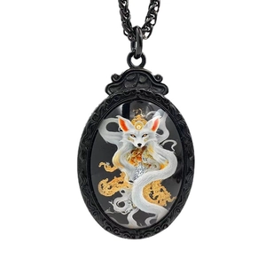 Collar de acero de titanio con colgante ovalado vintage y diseño de zorro de nueve colas