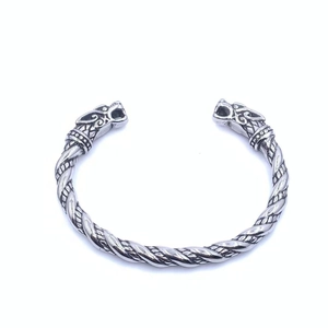 Détails des têtes de loup vintage et du design de corde torsadée sur le bracelet viking