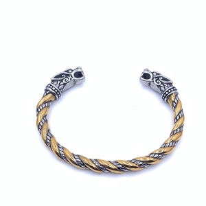 Gros plan détaillé du bracelet tête de loup viking avec texture métal torsadé bicolore