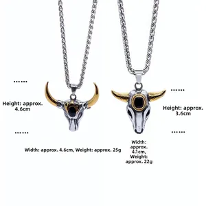 Détail de pendentifs tête de taureau en acier titane avec gemmes noires et chaîne argent