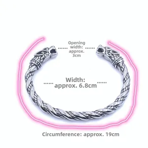 Détail d'un bracelet viking tête de loup en acier torsadé avec un contour néon brillant