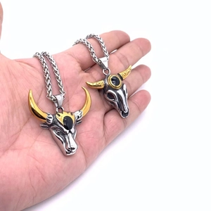 Collier avec pendentif tête de taureau en acier titane hip hop avec cornes dorées