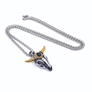 Collier avec pendentif crâne de taureau en acier titane rétro avec cornes dorées et gemme