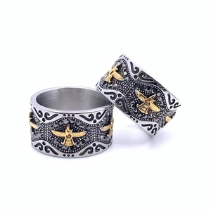 Gros plan détaillé du relief d'aigle et des zircons noirs sur la bague en acier vintage