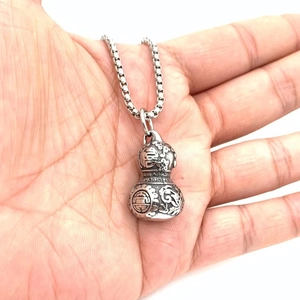Pendentif gourde en acier inoxydable argenté avec gravures traditionnelles Fu Shou