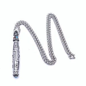 Dettaglio della catena a spiga vintage con pendente a nove occhi Dzi inciso a mano
