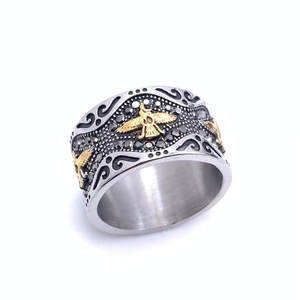 Détail macro de bague aigle pour homme avec relief doré et pierres de zircone noires