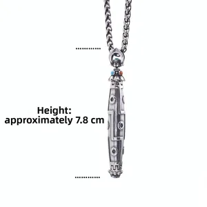 Dettaglio di un ciondolo totem tibetano da 7,8 cm con catena in metallo intrecciato