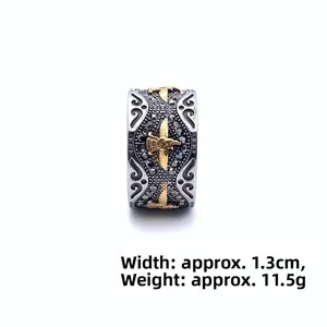 Détail de la bague aigle vintage avec cristaux noirs mesurant 1,3 cm de large