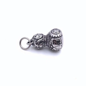 Détail macro du pendentif gourde en acier rétro avec gravures Fu et Shou
