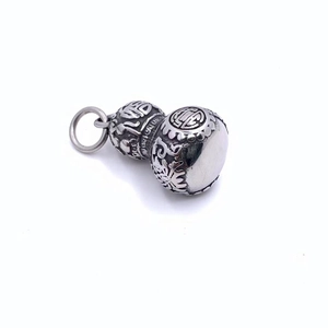 Détail du pendentif calebasse en acier titane argenté avec relief du caractère Fu