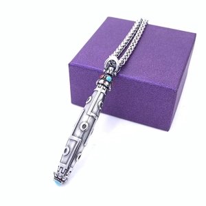 Collana vintage in acciaio al titanio con ciondolo Dzi a nove occhi su scatola viola