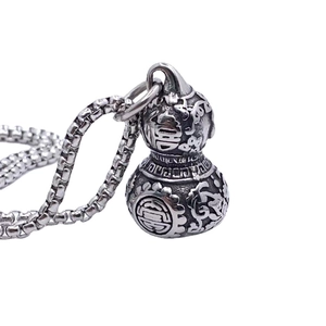 Collier Pendentif Calebasse Wu Lou en Acier Inoxydable Vintage Caractères de Chance Gravés Bijoux Ethniques pour Hommes Femmes
