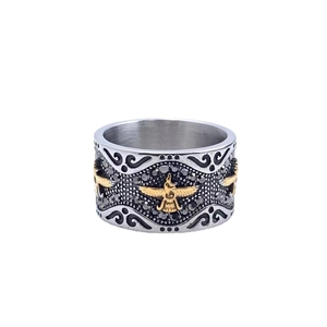 Bague vintage homme avec pavage en cristaux noirs et totem d'aigle Faravahar doré