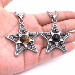 Pendentif pentagramme rétro avec œil de tigre et chaîne en acier épaisse en main