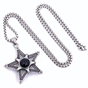 Détail macro du pendentif pentagramme rétro avec pierre noire sur chaîne en acier