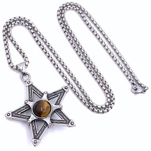 Détail du pendentif pentagramme en œil de tigre avec gravures sur une chaîne box