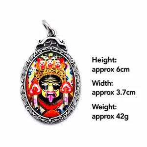 Détail du pendentif Thangka de 6 cm avec bordure argentée ornée et motif de divinité