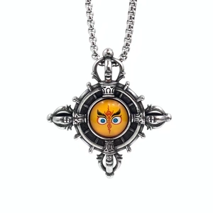 Λεπτομέρεια vintage μενταγιόν Vajra από ατσάλι τιτανίου με βουδιστικό μάτι και σταυρό