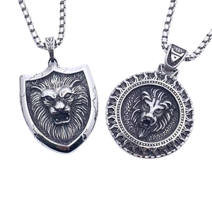 Colgantes de cabeza de león vintage en forma de escudo y sol con cadenas de acero