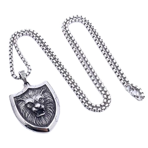 Collar con colgante de escudo de cabeza de león retro en acero plateado vintage hip hop