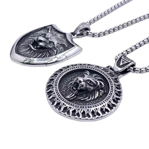Colgantes retro de cabeza de león en formas de escudo y redondas en cadenas de acero