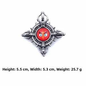 Λεπτομέρεια μενταγιόν Vajra με διαστάσεις 5,5cm ύψος και 5,3cm πλάτος, βάρος 25,7g