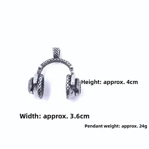Vue détaillée du pendentif casque hip-hop avec textures écaillées et dimensions