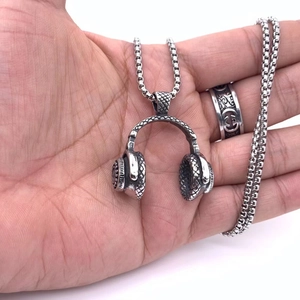 Collier pendentif casque hip hop en acier argenté vintage avec textures d'écailles