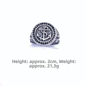 Dettaglio dell'anello da uomo con ancora che mostra altezza 2cm e peso 21,3g